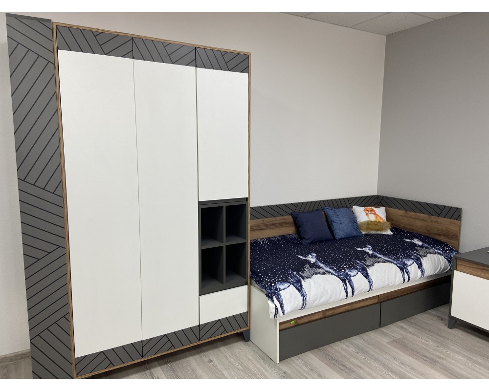 Шкаф трехдверный со стеллажом Гринвич-2